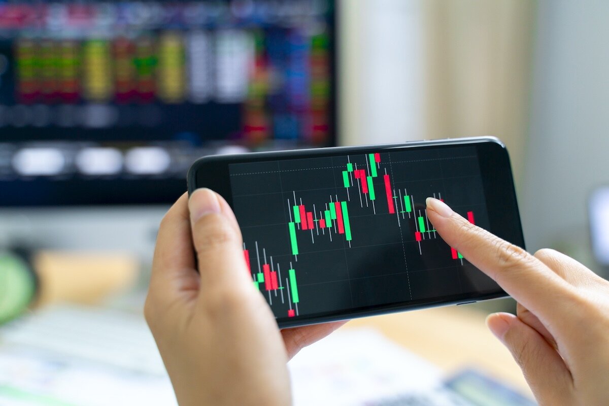 Ask CryptoVantage: Does Bitcoin Price Follow the Stock Market?