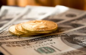 Réplicas de Bitcoins em notas de dólar.