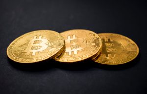 Theree Bitcoins mit schwarzem Hintergrund