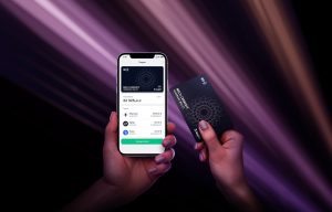 Jemand verwendet eine Tangem-Wallet als Alternative zu Ledger.