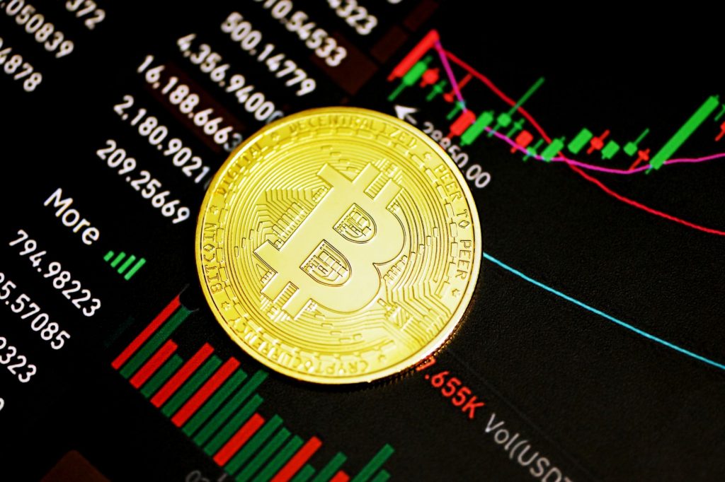 Bitcoin avec graphique boursier en arrière-plan