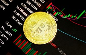 Bitcoin mit Börsenkurve im Hintergrund