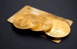 Drei physische Bitcoins auf Kreditkarte platziert