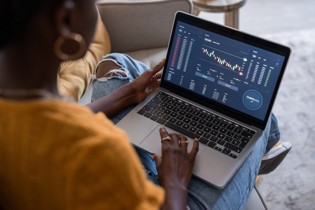Women trading crypto on p2p exchange